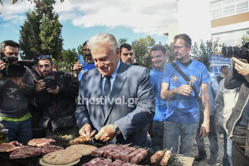 Έψησε σουβλάκια στο μπάρμπεκιου των Ενωμένων Μακεδόνων στα Διαβατά ο Παναγιώτης Ψωμιάδης