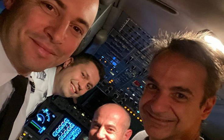 Κυριάκος Μητσοτάκης: Selfie στο πιλοτήριο του αεροπλάνου