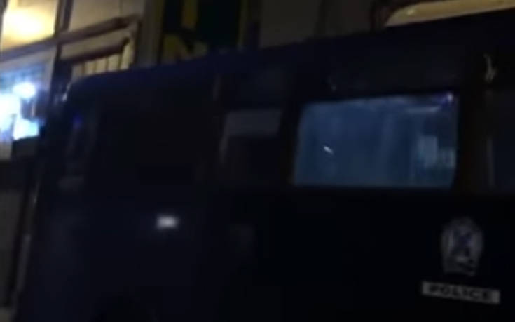 Βίντεο δείχνει κλούβα των ΜΑΤ με φωτορυθμικά και τέρμα&#8230; Λένα Ζευγαρά