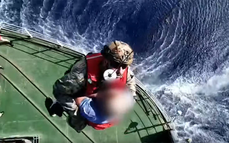 Καρέ-καρέ η διακομιδή ασθενούς από πλοίο του Ρωσικού Πολεμικού Ναυτικού στα ανοικτά της Γαύδου