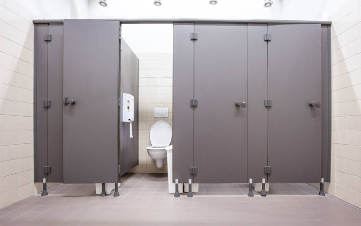 Γιατί οι πόρτες στις δημόσιες τουαλέτες έχουν κενό από κάτω