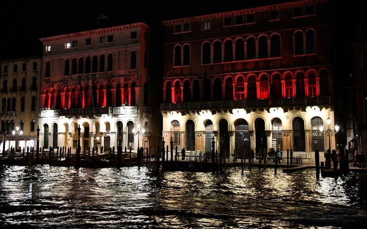 Γονδολιέρηδες βούτηξαν για να καθαρίσουν το Μεγάλο Κανάλι της Βενετίας: Ανέσυραν πλυντήρια και τηλεοράσεις