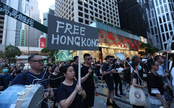 Χονγκ-Κονγκ: Η αστυνομία απειλεί τους διαδηλωτές με χρήση πραγματικών σφαιρών