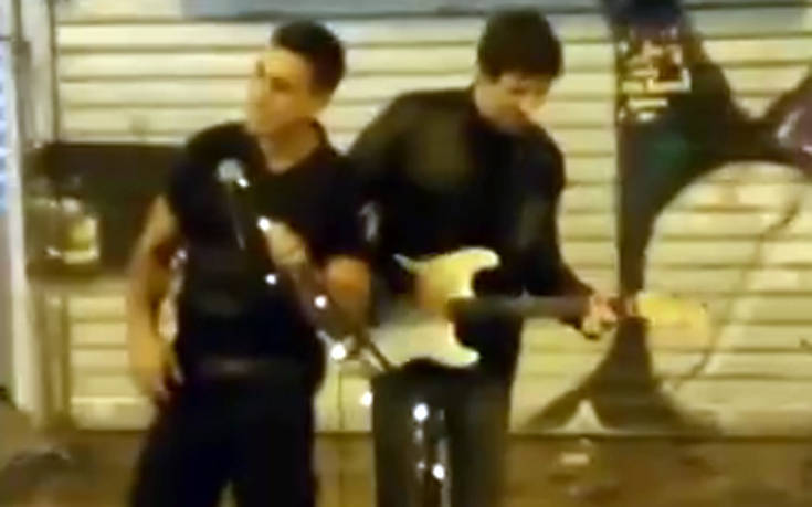Αστυνομικός τραγουδάει «Stand by me» δίπλα σε πλανόδιο στο Μοναστηράκι