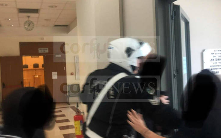 Κέρκυρα: Φυγαδεύτηκε ιερέας που κατηγορείται για ασέλγεια, «για πάντα κυνηγημένος θα’σαι»