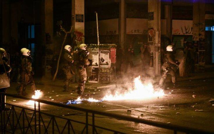 Ποινική δίωξη για κακουργήματα στους δώδεκα συλληφθέντες των επεισοδίων στα Εξάρχεια