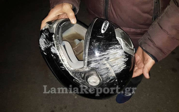 Λαμία: Σοβαρό τροχαίο με βαν και μηχανή – Τον έσωσε το κράνος