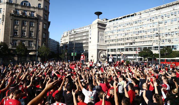 Ολυμπιακός – Ερυθρός Αστέρας: «Stop» από την αστυνομία στην κοινή πορεία των οπαδών προς το Καραϊσκάκη