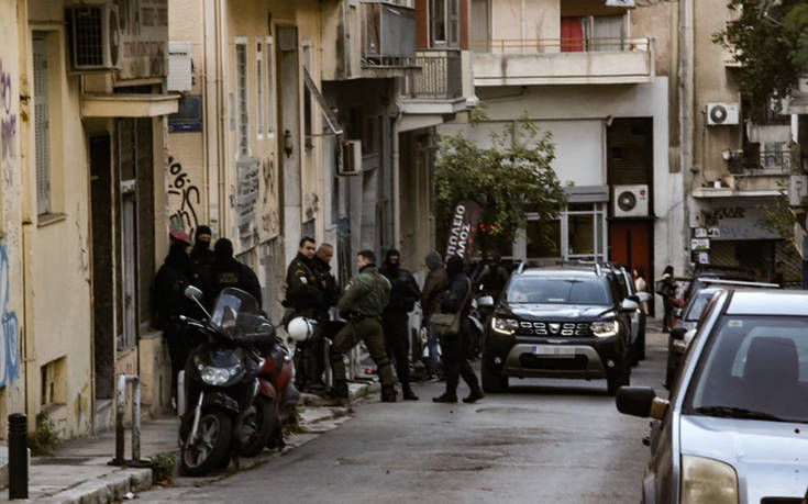 Σε εξέλιξη επιχείρηση εκκένωσης κτιρίου στα Εξάρχεια