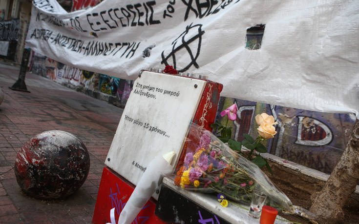 Αλέξης Γρηγορόπουλος: Λουλούδια και κεριά στο σημείο που έπεσε νεκρός