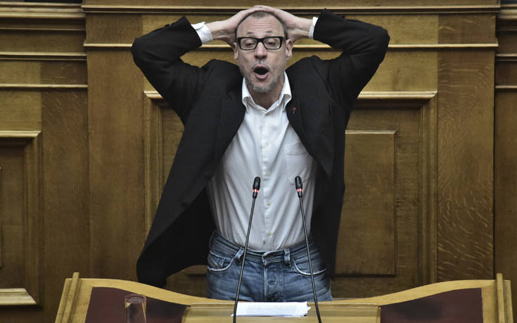 Ο Γρηγοριάδης ανέβηκε στο βήμα της Βουλής με τα χέρια ψηλά, αναφωνώντας «παραδίνομαι»