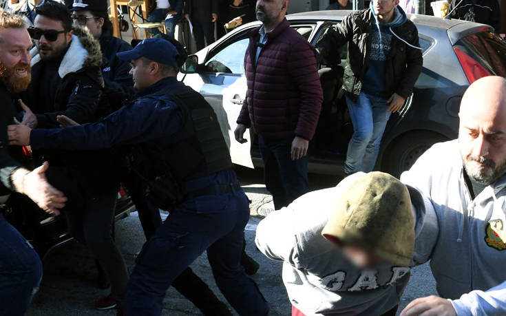 Άγιοι Θεόδωροι: Οργισμένοι συγγενείς προσπάθησαν να επιτεθούν στους δράστες – «Αλήτες, δολοφόνοι»