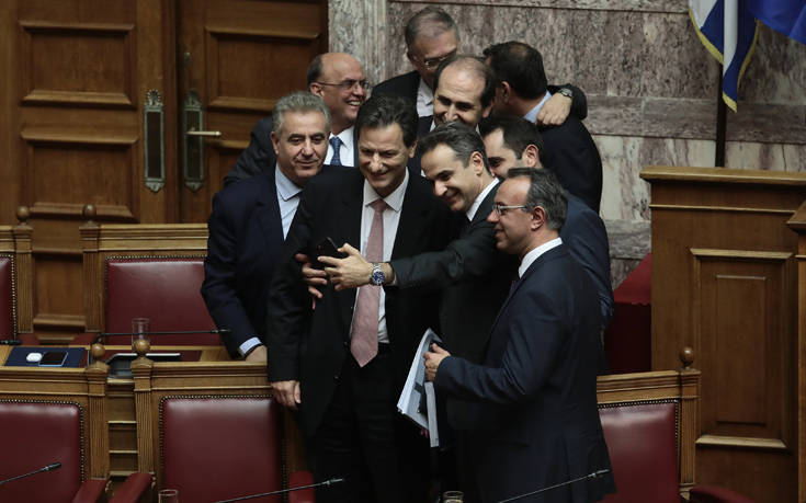 Οι selfies του Κυριάκου Μητσοτάκη με τους υπουργούς στη Βουλή