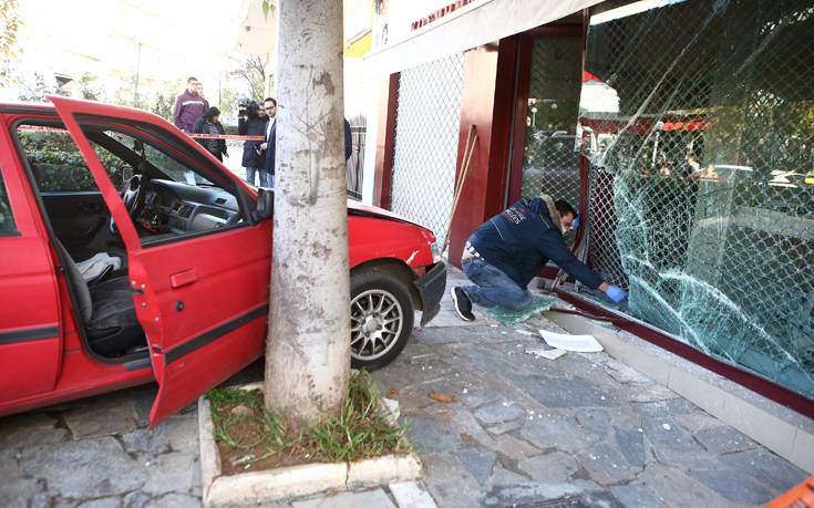 Δάφνη: Φωτογραφίες από το κοσμηματοπωλείο όπου έγινε διάρρηξη με αυτοκίνητο