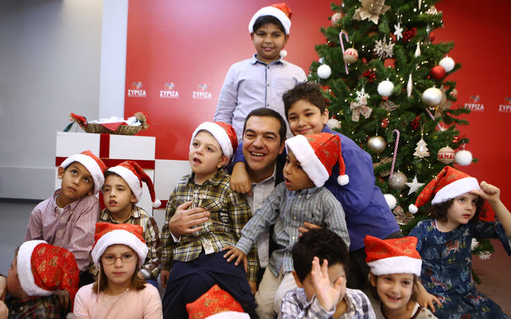Αλέξης Τσίπρας: Μοίρασε αγκαλιές και δώρα στα παιδιά που του είπαν τα κάλαντα