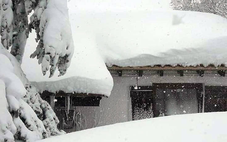 Εικόνες από τα «λευκά» Βίλια Αττικής: Το χιόνι φτάνει το ένα μέτρο