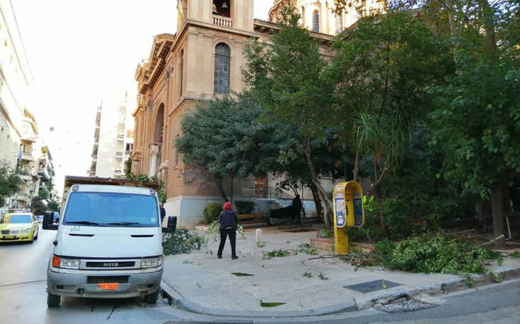 Ο Δήμος Αθηναίων καθάρισε την πλατεία Αγ. Διονυσίου Αρεοπαγίτου στο Κολωνάκι