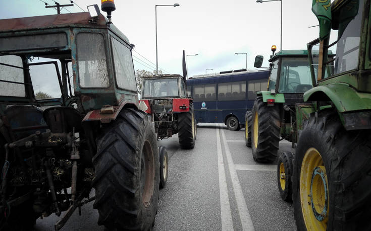Αγρότες: Βγήκαν τα πρώτα τρακτέρ στη Λάρισα, κανονικά η κυκλοφορία