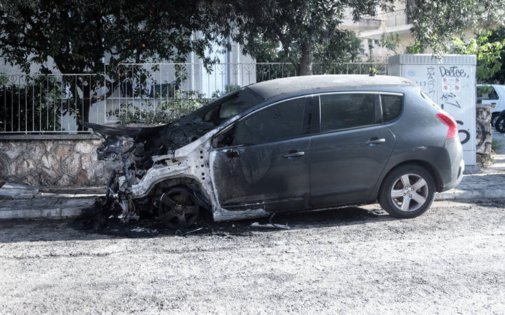Φωτογραφίες από το καμένο αυτοκίνητο της διευθύντριας του ψυχιατρείου Κορυδαλλού