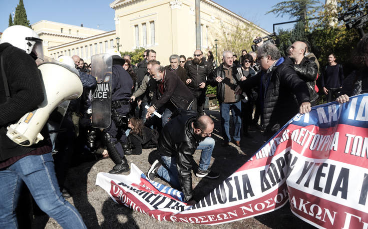 Επεισοδιακή ημερίδα του ιατρικού συλλόγου, ένταση και χημικά στο Ζάππειο