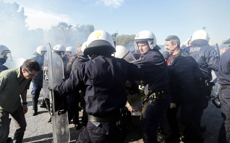 Χημικά σε διαμαρτυρία νοσοκομειακών γιατρών στο Ζάππειο