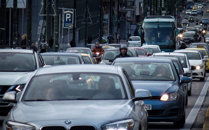 Η βροχή έφερε αυξημένη κίνηση στους δρόμους της Αττικής παρά το lockdown
