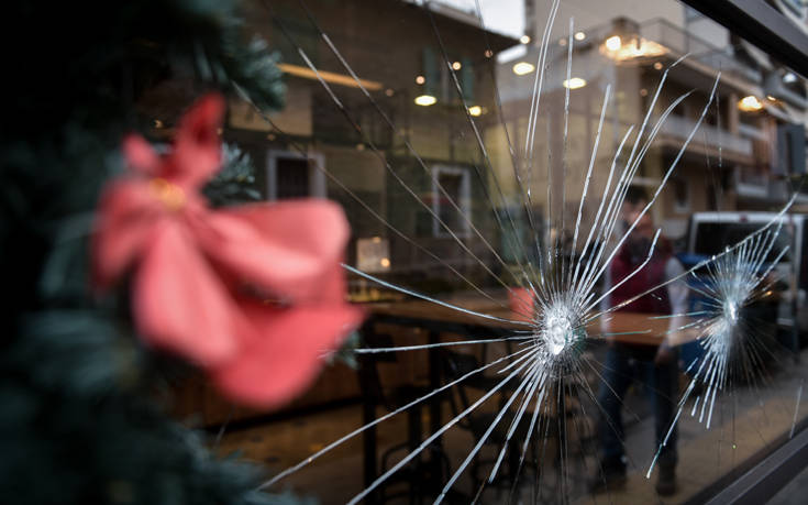 Καισαριανή: Φωτογραφίες από τις επιθέσεις σε δύο τράπεζες και κατάστημα