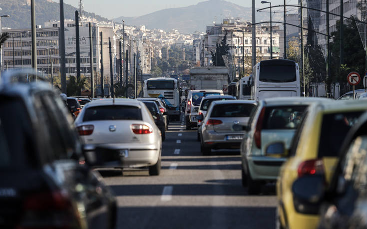 Σχεδόν στο μισό έπεσαν οι νέες άδειες κυκλοφορίας τον Μάιο