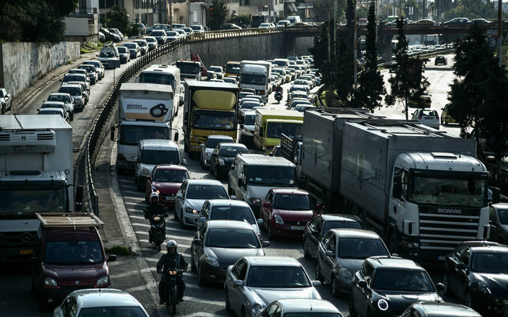 Φωτογραφίες από το κυκλοφοριακό κομφούζιο στον Κηφισό μετά το τροχαίο