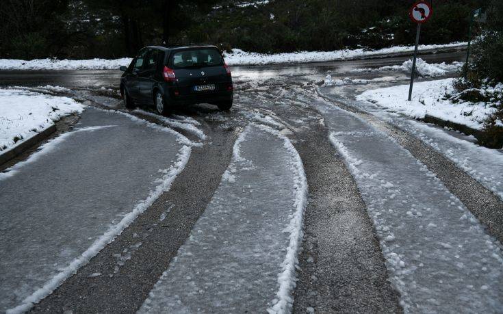 Κίνηση τώρα στην Αττική: Ποιοι δρόμοι έχουν κλείσει λόγω κακοκαιρίας και πού χρειάζονται αλυσίδες