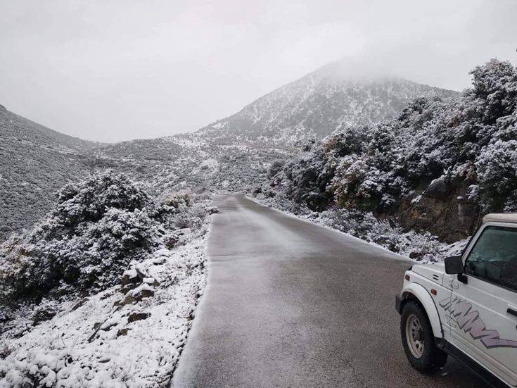 Έντονη χιονόπτωση στη Λαμία, ολονύχτια μάχη για να μείνουν ανοιχτοί οι δρόμοι