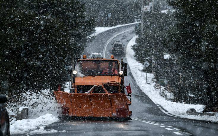 Κακοκαιρία Ζηνοβία: Περιμένουν ύφεση για να κινηθούν και πάλι τα λεωφορεία στην εθνική οδό