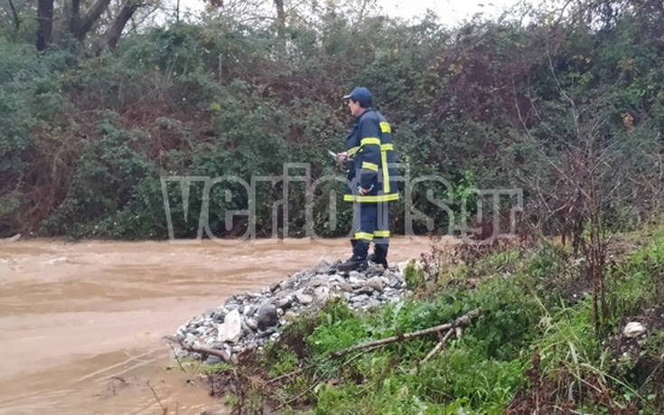 Βέροια: Οδηγός παρασύρθηκε από τα ορμητικά νερά του ποταμού