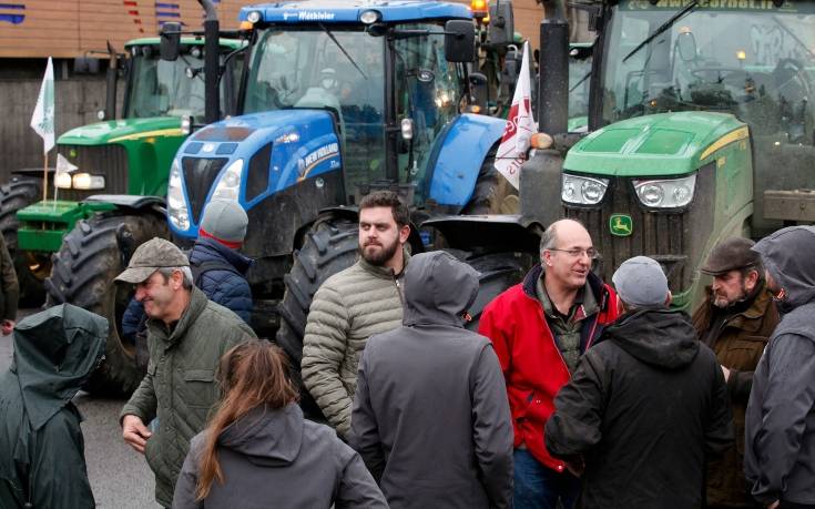Ολλανδία: Οι αγρότες κλείνουν τους δρόμους οργισμένοι για τους περιβαλλοντικούς κανονισμούς