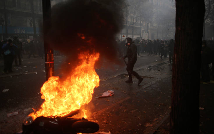 Σοβαρά επεισόδια στο Παρίσι: Δακρυγόνα, φωτιές και συγκρούσεις της αστυνομίας με τους διαδηλωτές