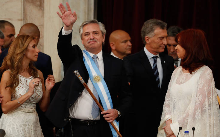 Αργεντινή: Πανηγυρισμοί, ζητωκραυγές και το σήμα της νίκης στην ορκωμοσία του νέου προέδρου