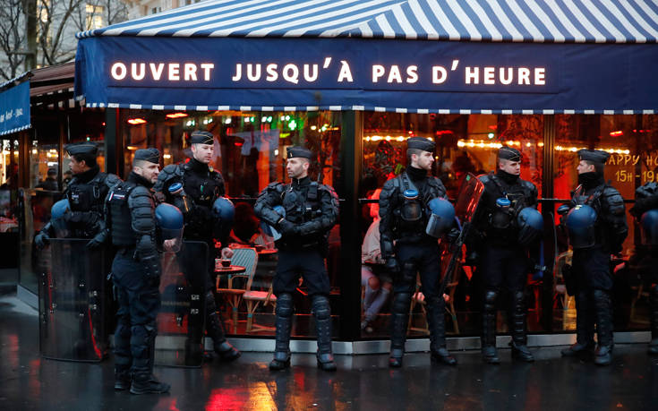 Παρίσι: Νεκρός ο άνδρας που απείλησε με μαχαίρι αστυνομικούς
