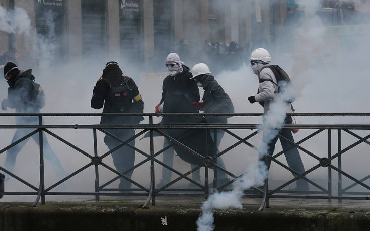 Χημικά και συγκρούσεις στη Γαλλία: Πορείες κατά του συνταξιοδοτικού