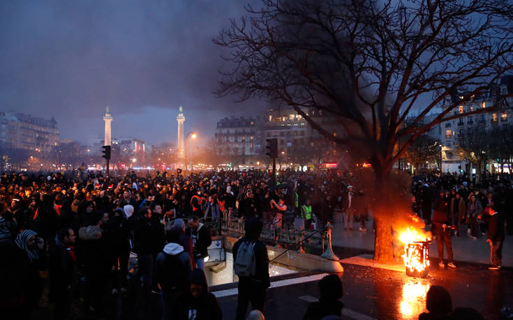 Παρίσι: Δακρυγόνα, βία και μολότοφ σε συγκρούσεις μεταξύ αστυνομικών και διαδηλωτών