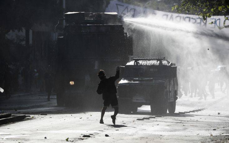 Χιλή: Εισαγγελική έρευνα για τον διαδηλωτή που πάτησε όχημα της Αστυνομία στο Σαντιάγο