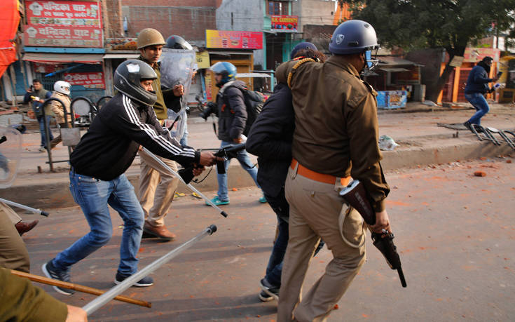 Ινδία: Έξι νεκροί από τις συγκρούσεις διαδηλωτών με την αστυνομία