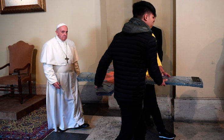 Πρόσφυγες από τη Λέσβο είδε ο Πάπας Φραγκίσκος – Newsbeast