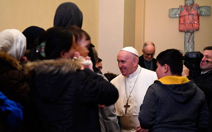 Πρόσφυγες από τη Λέσβο είδε ο Πάπας Φραγκίσκος