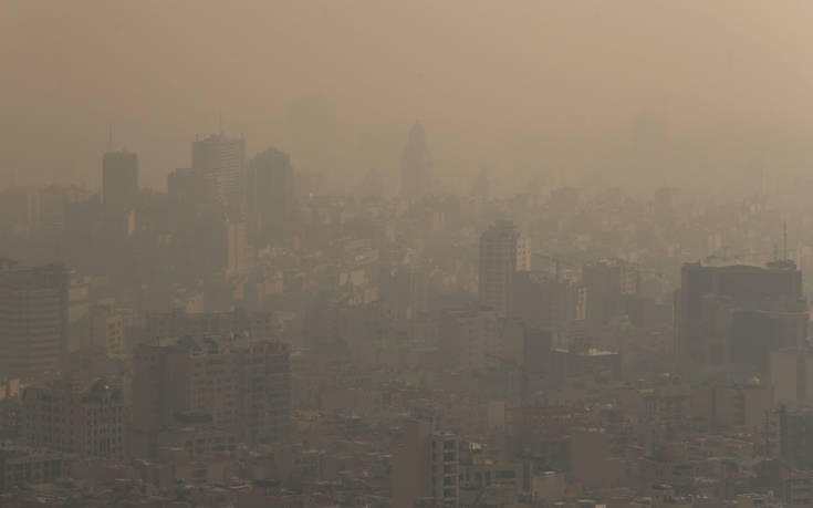 Χτύπησε «κόκκινα» η ατμοσφαιρική ρύπανση στο Ιράν