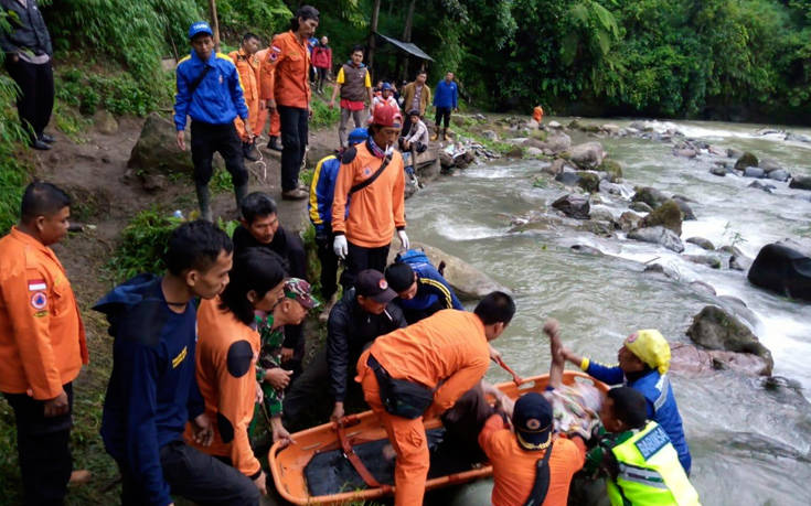 Ινδονησία: Είκοσι έξι οι νεκροί από πτώση λεωφορείου σε χαράδρα