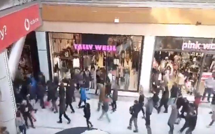 «Παρέμβαση» αντιεξουσιαστών στο Mall κατά Χρυσοχοΐδη και υπέρ των καταλήψεων