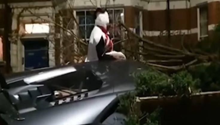 Παίκτης της Γουέστ Χαμ τράκαρε τη Λαμποργκίνι του σε κήπο ντυμένος χιονάνθρωπος