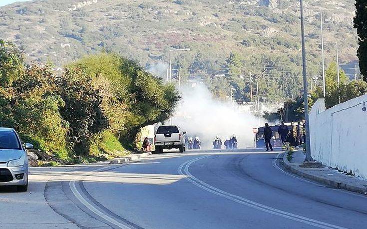 Πετροπόλεμος και χημικά στο Κέντρο Υποδοχής της Σάμου