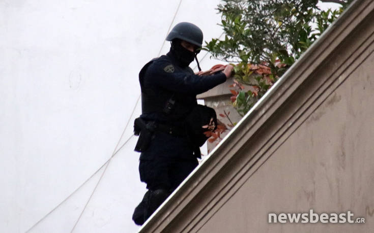 Αστυνομική επιχείρηση στο Κουκάκι: Αντιδράσεις από πολίτες, ΕΚΑΜ τους ακινητοποίησαν σε ταράτσα