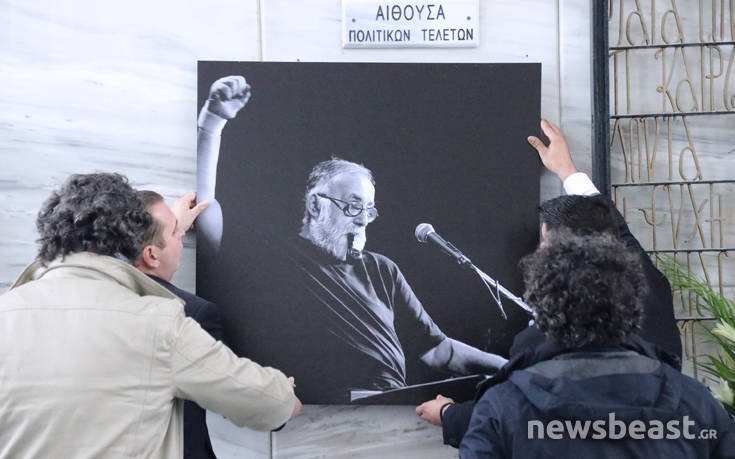 Συγκίνηση, δάκρυα, τραγούδια και παρατεταμένο χειροκρότημα στην κηδεία του Θάνου Μικρούτσικου